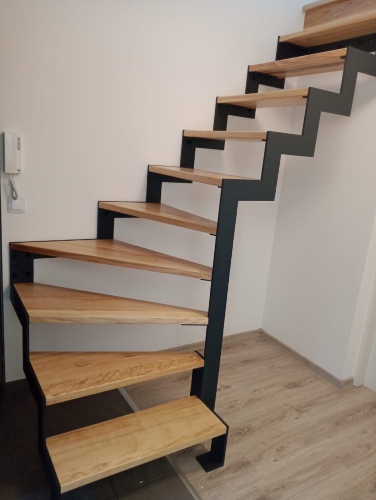 schody drewniane w stylu loftowym